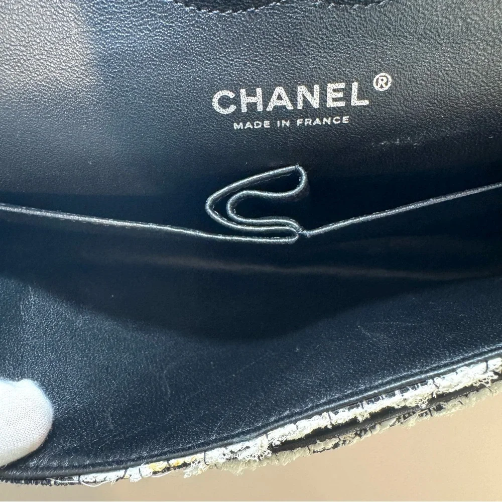 Rare Chanel 2.55 Garden Party CC Logo Charms Flap Bag In White & Black Tweed - Picture 13 of 16